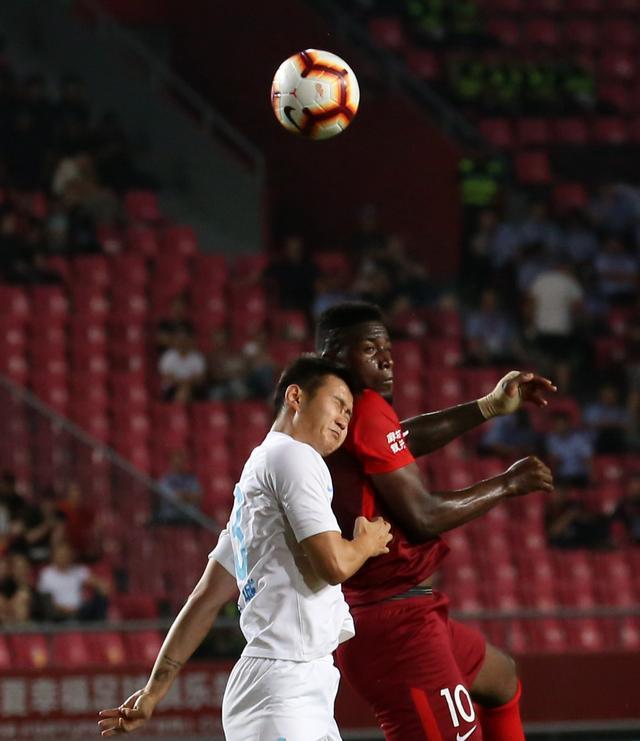 熊猫体育下载-大连一方客场逼平河北华夏幸福，全力以赴